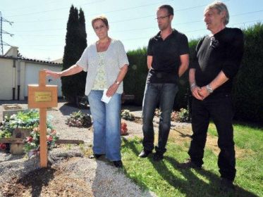 Les parents d'Olivier Langlet se recueillent le 20 août 2010 devant la tombe de leur fils au cimetière de Hellemmes près de Lille.