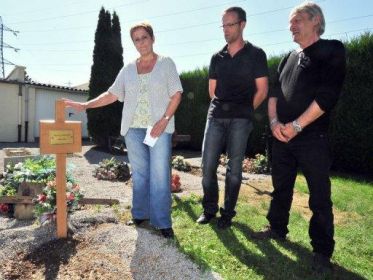Les parents d'Olivier Langlet se recueillent le 20 ao�t 2010 devant la tombe de leur fils au cimeti�re de Hellemmes pr�s de Lille.