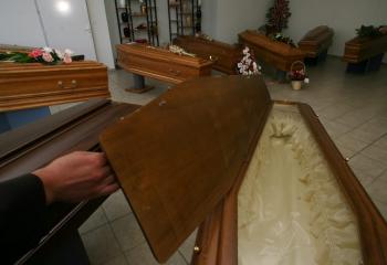 Certains conseillers funraires ne proposent que les cercueils les plus chers  leurs clients pour gonfler les factures./ Photo DDM Illustration.